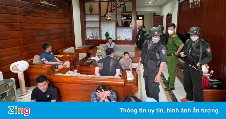 Phá đường dây đánh bạc 14.000 tỷ, tạm giữ 2 xe Mercedes Maybach Phá đường dây đánh bạc 14.000 tỷ, tạm giữ 2 xe Mercedes Maybach
