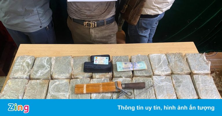 Mật phục, bắt tại trận nghi phạm vận chuyển 40 bánh heroin