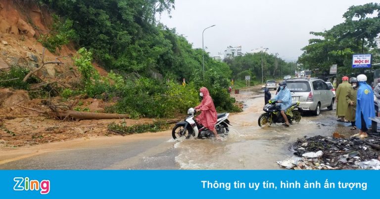 Mưa lũ gây ngập, lở núi ở Bình Định