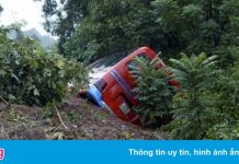 Núi lở đè xe khách giữa đèo ở Bình Định