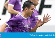 Tuyển Việt Nam tập luyện dưới mưa