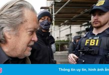 Cựu chiến lược gia của ông Trump nộp mình cho FBI