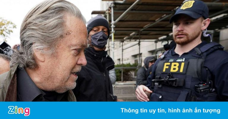 Cựu chiến lược gia của ông Trump nộp mình cho FBI