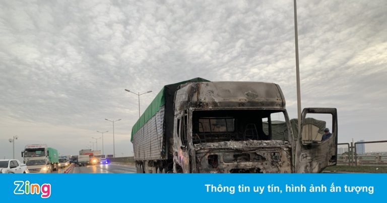 Xe container cháy trên cầu Thanh Trì, Vành đai 3 ùn tắc hơn 5 km