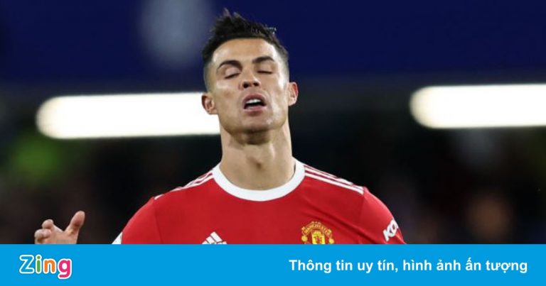 Ronaldo bỏ vào đường hầm sau trận hòa Chelsea