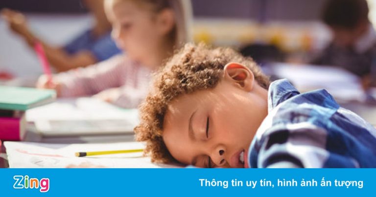 Trẻ ngủ ít dễ bị chậm nói, học kém