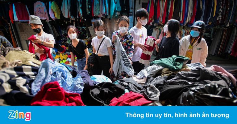 Săn thời trang giá rẻ ở chợ ‘hàng thùng’ Hà Nội