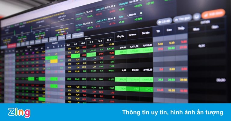 Cổ phiếu Vingroup tăng trần, chứng khoán ngừng đợt bán tháo