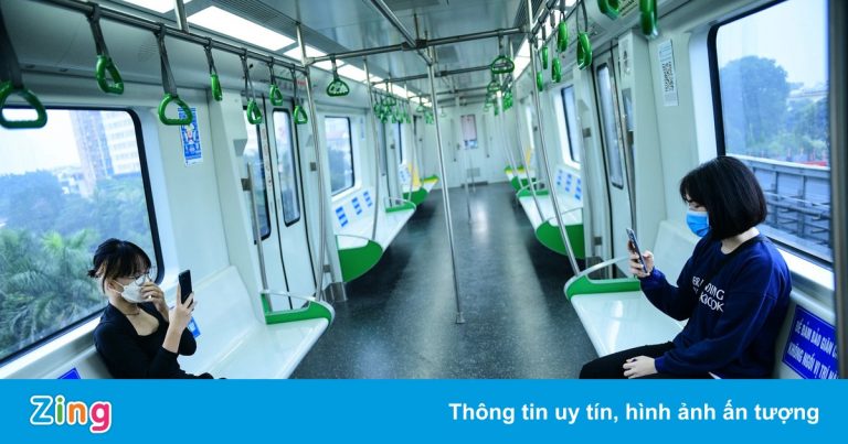 Tàu Cát Linh – Hà Đông vắng khách trong ngày đầu bán vé