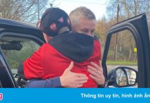 Solskjaer chia tay fan MU bằng cái ôm