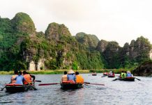 Doanh thu dịch vụ lữ hành cả nước giảm hơn một nửa sau 11 tháng Doanh thu dịch vụ lữ hành cả nước giảm hơn một nửa sau 11 tháng - Ảnh 1.