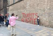 Hai du khách đi nước ngoài thấy bức tường cổ nên đứng vào check-in, dân mạng đọc dòng chữ viết trên tường mới tá hoả Hai du khách đi nước ngoài thấy bức tường cổ nên đứng vào check-in, dân mạng đọc dòng chữ viết trên tường mới tá hoả - Ảnh 1.