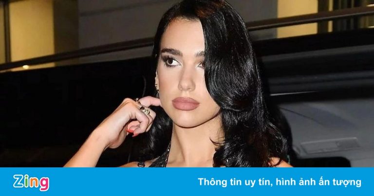 Dua Lipa dùng bàn chải đánh răng để làm đẹp