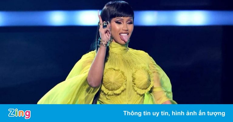 Cardi B thay 8 bộ đồ tại AMA 2021