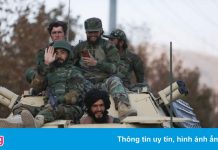 Xe thiết giáp Mỹ, trực thăng Nga trong cuộc diễu binh của Taliban