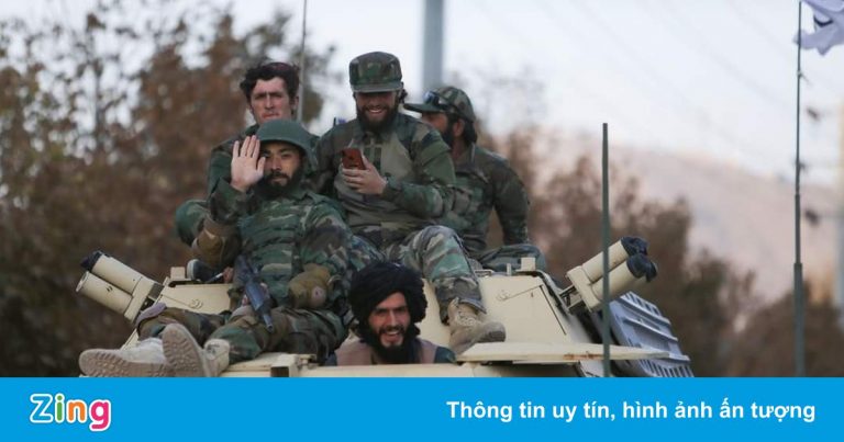 Xe thiết giáp Mỹ, trực thăng Nga trong cuộc diễu binh của Taliban