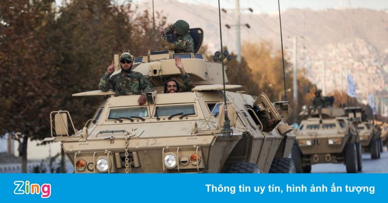 Taliban diễu binh, khoe xe bọc thép và vũ khí Mỹ