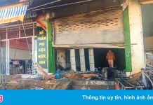 Nhà sách bốc cháy sau tiếng nổ lớn