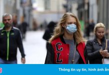 Quốc gia Tây Âu đầu tiên áp đặt trở lại biện pháp giãn cách xã hội