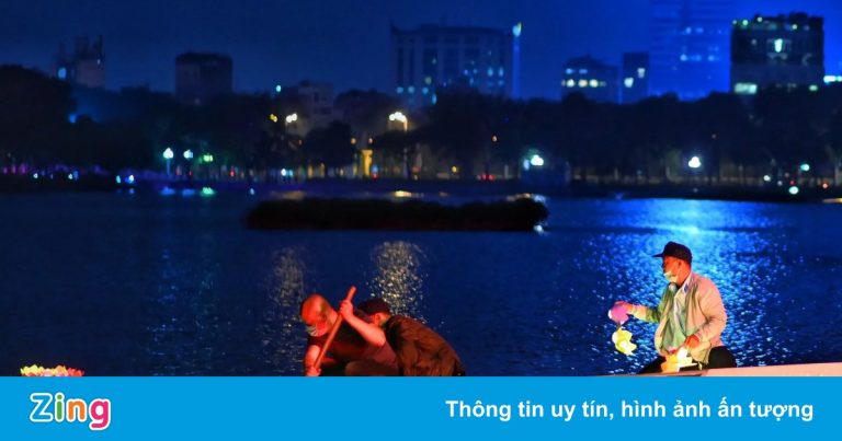 Hà Nội tắt đèn trong phút tưởng niệm đồng bào tử vong vì Covid-19