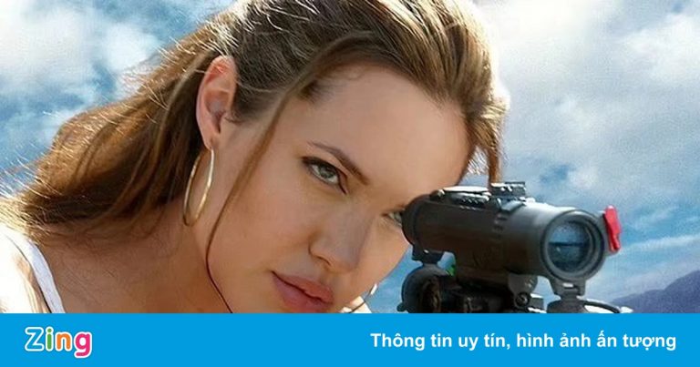 Angelina Jolie thận trọng khi sử dụng súng ở trường quay Angelina Jolie thận trọng khi sử dụng súng ở trường quay