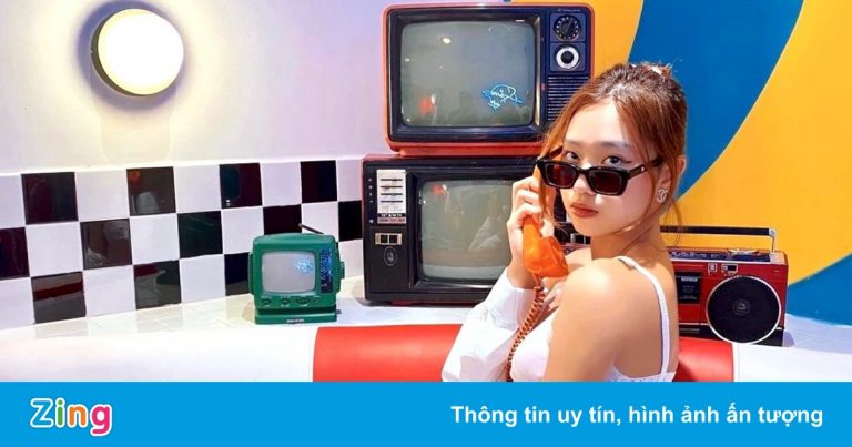 Tiệm cà phê mang sắc đỏ Giáng sinh ở TP.HCM