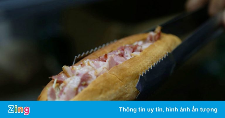 Tranh cãi về quán bánh mì bán thịt sống ở Hà Nội