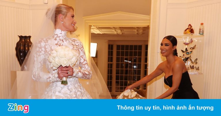 Kim Kardashian nâng váy cưới cho Paris Hilton