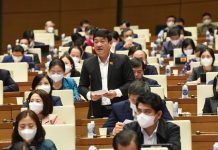 Bộ trưởng GD&ĐT: Sẽ có chính sách hỗ trợ giáo viên Bo truong giao duc tra loi chat van anh 1