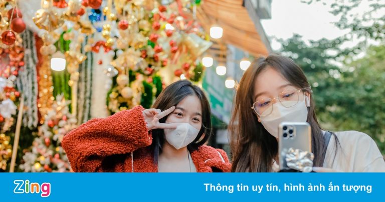 Chơi Noel sớm ở phố Hàng Mã