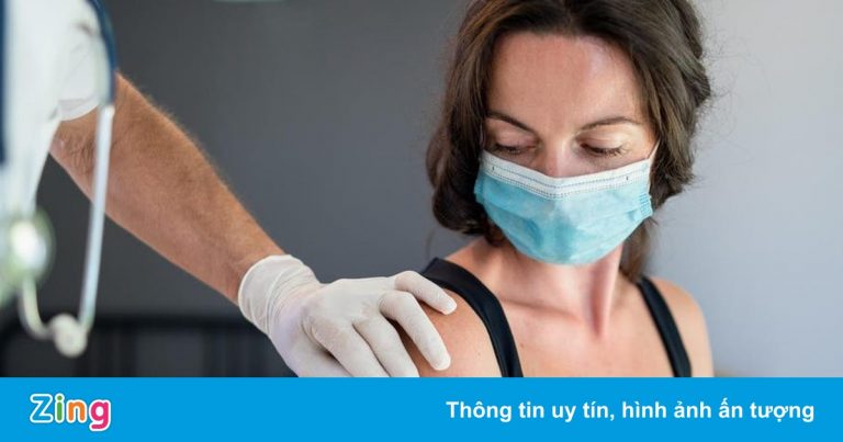 Tác dụng phụ phổ biến sau khi tiêm mũi 3 vaccine Covid-19