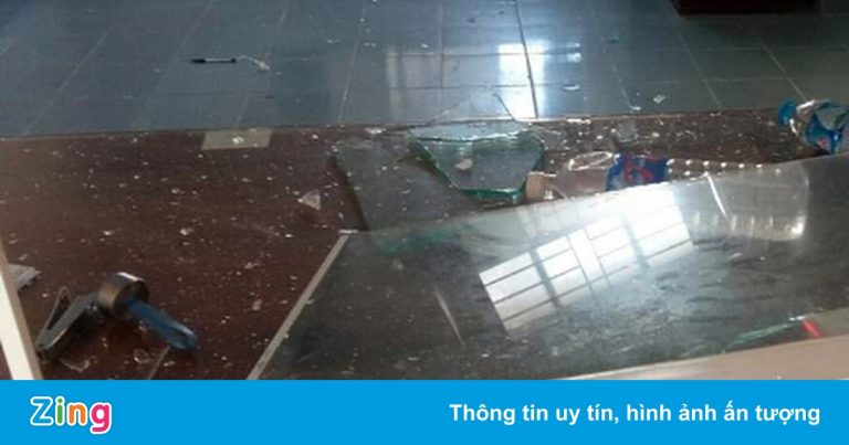 Nhóm thanh niên đập phá đồ đạc ở trung tâm y tế