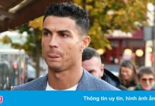Ronaldo nhận vé phạt vì lỗi đỗ xe khi đi ăn trưa cùng đồng đội