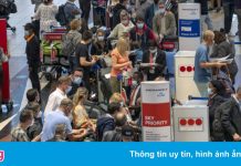 Dòng người tháo chạy ở các sân bay Nam Phi