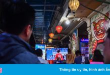 Người Hà Nội xem trận Việt Nam – Nhật Bản trên hè phố