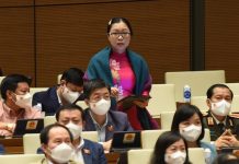 Bộ trưởng GD&ĐT: Hơn 1,8 triệu em không có thiết bị học trực tuyến Bo truong giao duc tra loi chat van anh 1