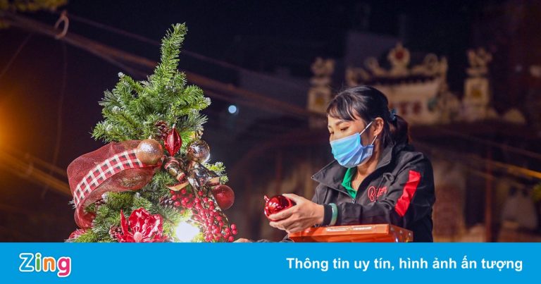 Cây thông 12 triệu đồng trên phố đồ chơi Noel Hà Nội