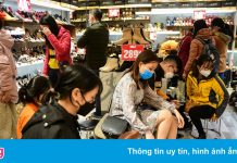 Mua sắm hàng giảm giá trong đêm trước ngày Black Friday ở Hà Nội