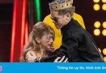 Liz Kim Cương ngồi xe lăn lên sân khấu