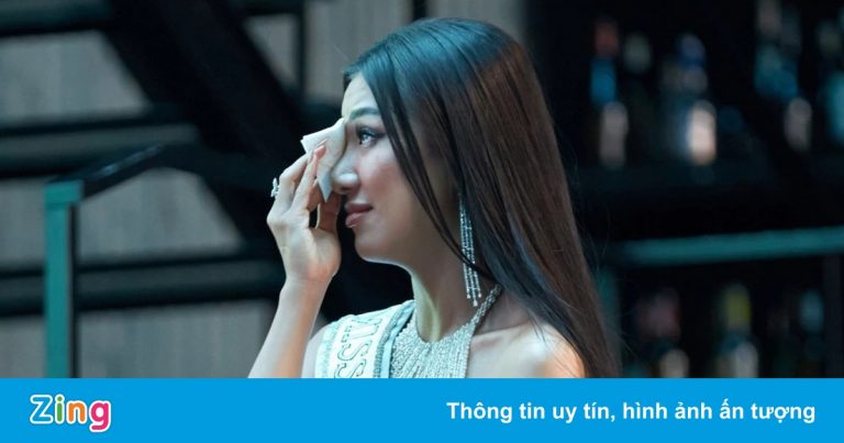 Kim Duyên khóc ngay trên sân khấu Kim Duyên khóc ngay trên sân khấu