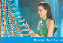 Đỗ Thị Hà đánh đàn T’rưng tại Miss World 2021