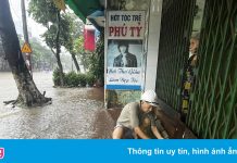 Người dân Quảng Ngãi làm bờ bao ngăn nước vào nhà