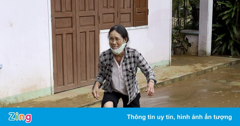 Bùn nhão tràn vào nhà dân ở Bình Định