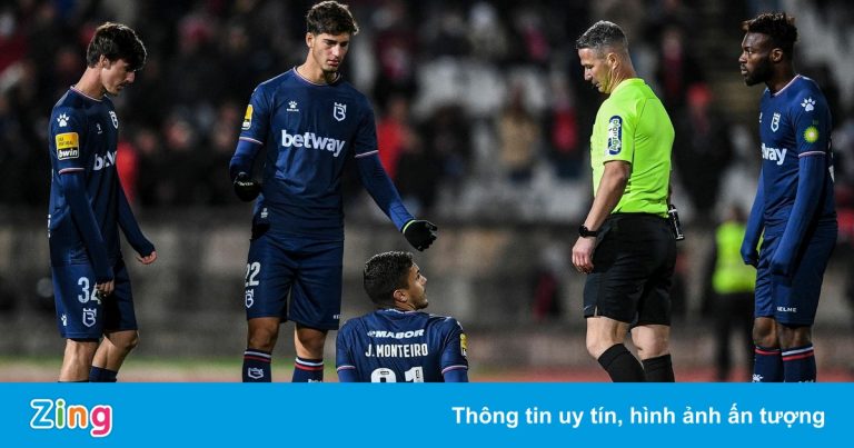 Thi đấu với 9 người, CLB Bồ Đào Nha thua 0-7 sau hiệp một