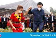 Chủ tịch Quốc hội nhảy sạp, ném còn trong ngày hội đoàn kết toàn dân