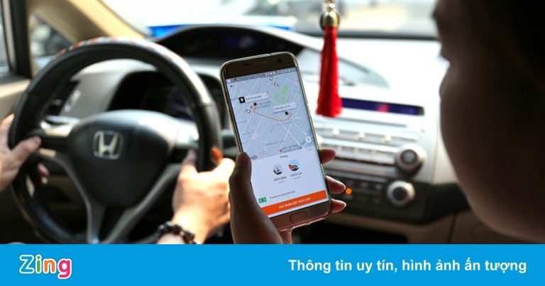 Tốn tiền đi taxi vì xe ôm chưa hoạt động lại