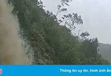 Mưa lớn gây lở núi và ngập nhiều nhà dân Quảng Ngãi