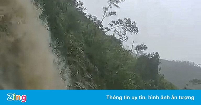 Mưa lớn gây lở núi và ngập nhiều nhà dân Quảng Ngãi