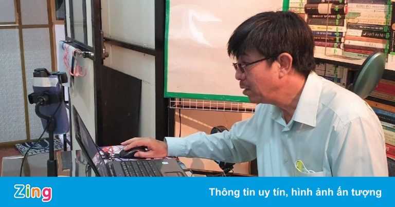 Thầy giáo nhận giải thưởng giáo dục ngay trước ngày nghỉ hưu