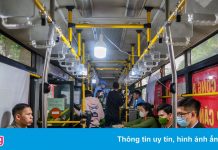 Cấp CCCD lưu động cho công nhân trên xe buýt